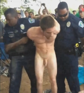Polizei führt nackten Festivalgast ab