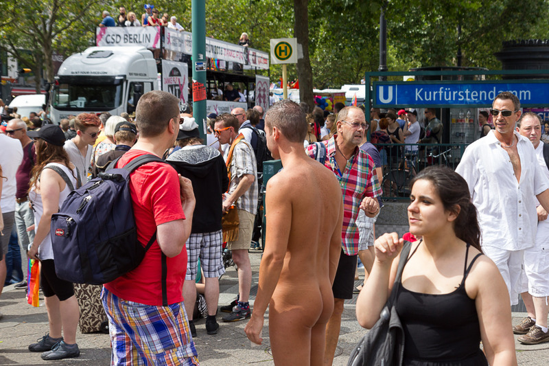 Ganz normal nackt am CSD Berlin (gaYmeBoys Blog Gay International)