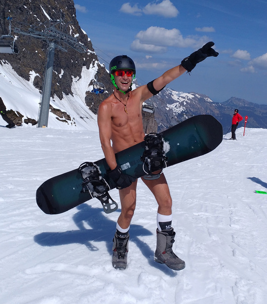 Nackt auf dem Snowboard